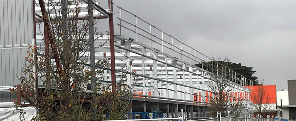 Temporary roofing handrails